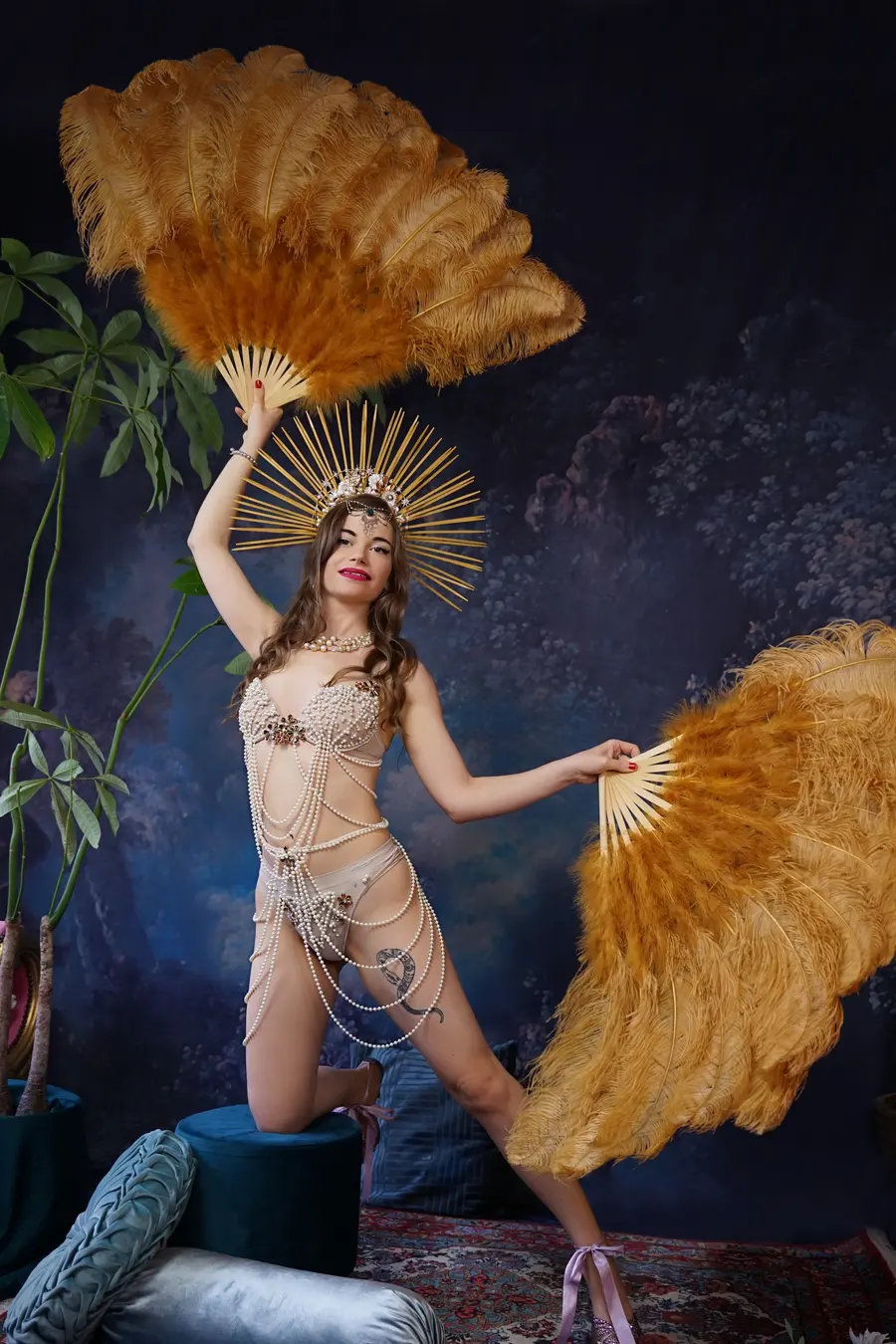 Laure-Anne mit zwei goldenen Federfächern im Burlesque-Kostüm