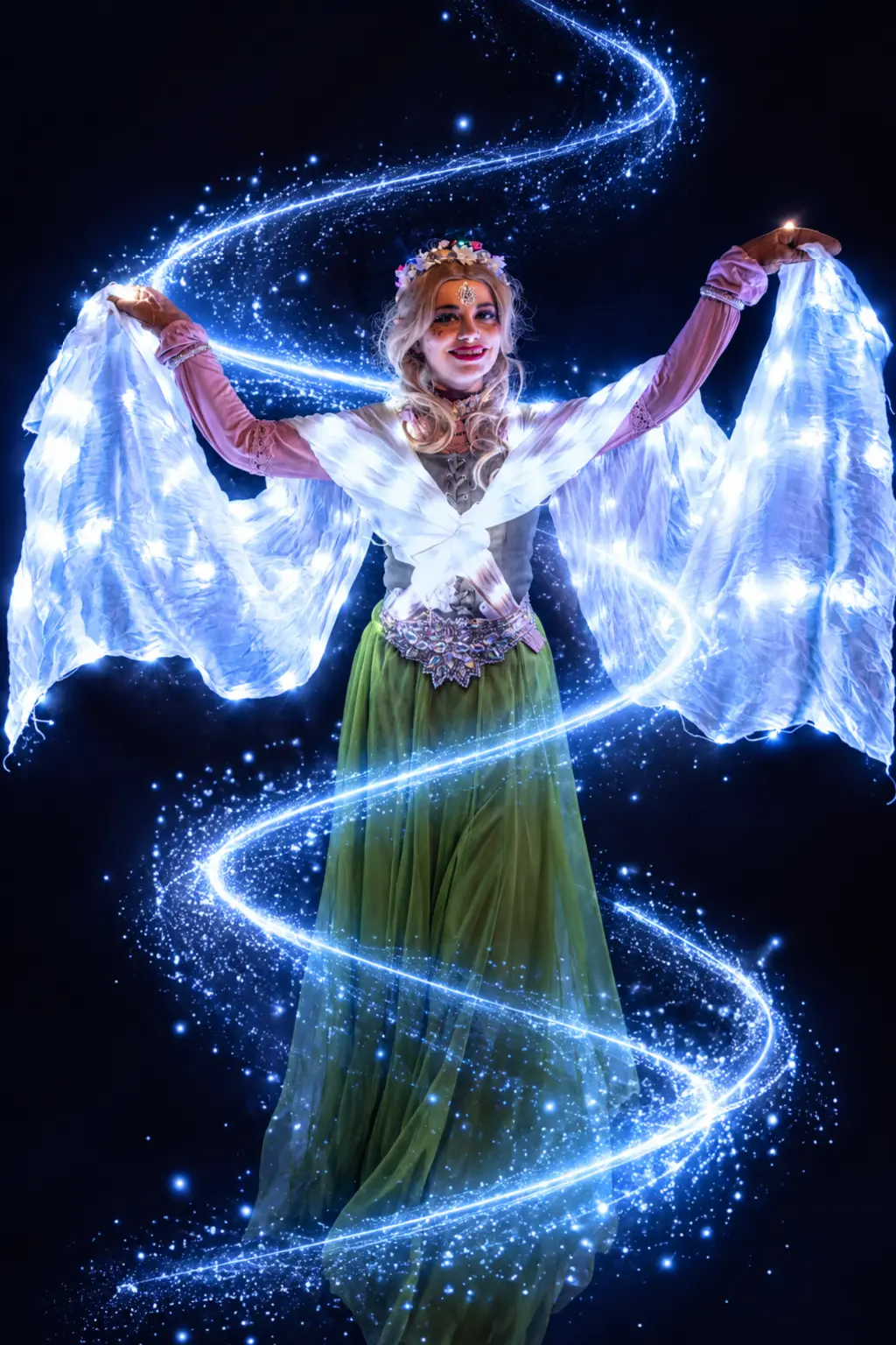 Laure-Anne mit leuchtenden LED-Flügeln, umgeben von einer Lichtspirale